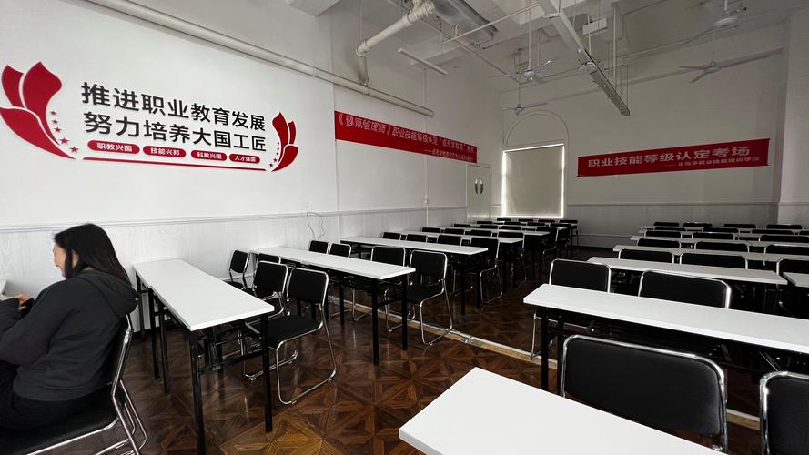李显富与他的多元服务公司 软件开发、教育咨询与礼仪服务的融合之道